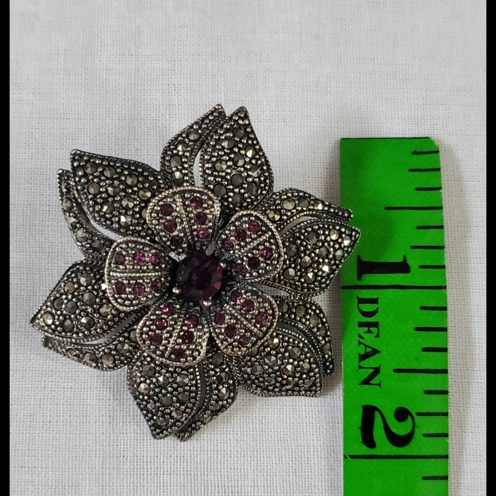 Costume flower brooch with embellishments - Picture 4 of 4